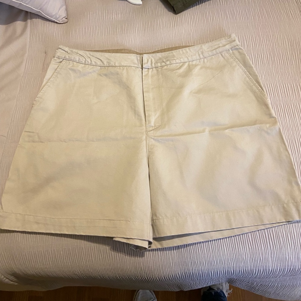 Old Navy Flat Front Khaki Shorts Size 14 Never Worn.